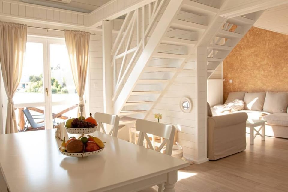 Living room, Food and drinks, Seating area, Dining area
