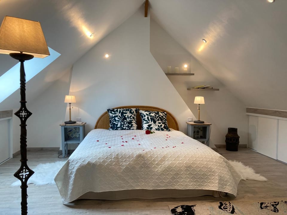 Bed, Photo of the whole room, Bedroom