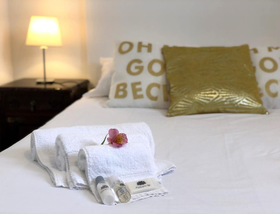 Bed, Bedroom, towels
