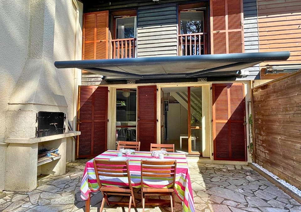Property building, Day, Balcony/Terrace, Dining area