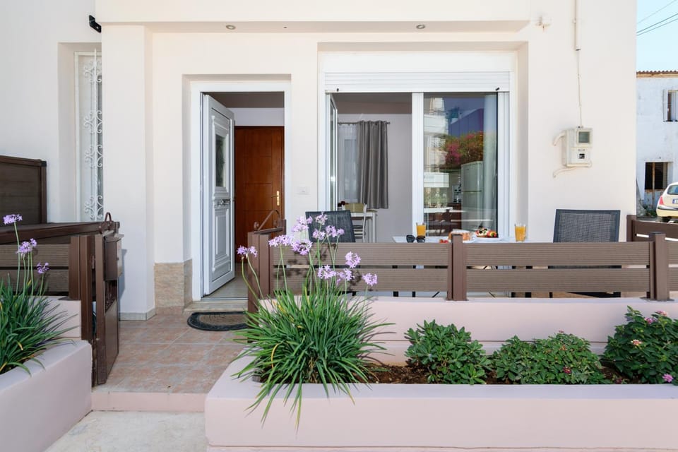 Patio, Facade/entrance, Day, Balcony/Terrace