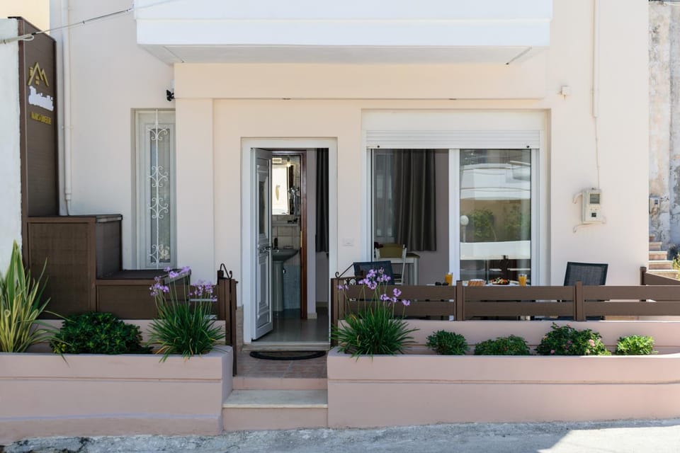 Property building, Day, Balcony/Terrace, Seating area