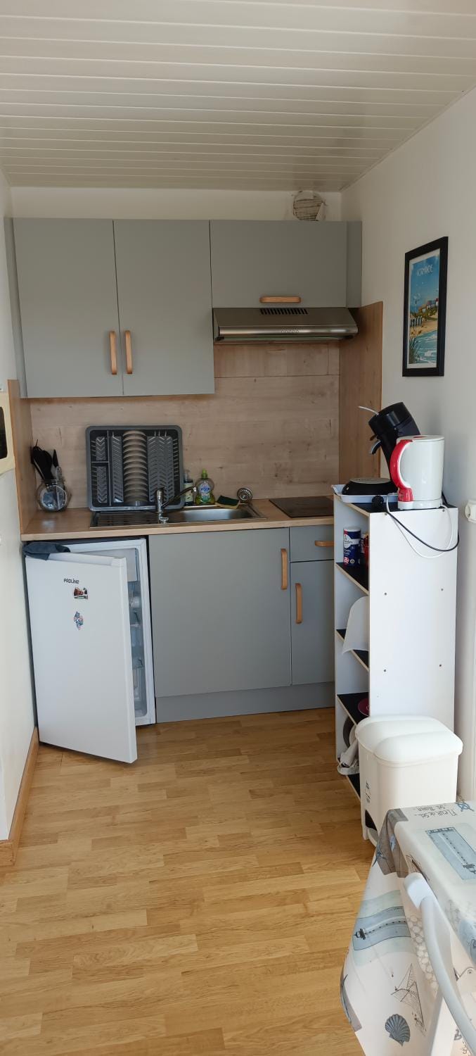 Coffee/tea facilities, Kitchen or kitchenette, stove