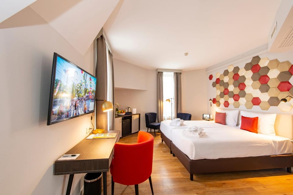 Bed, TV and multimedia, Photo of the whole room, Seating area, Evening entertainment, Bedroom, hair dresser, heating