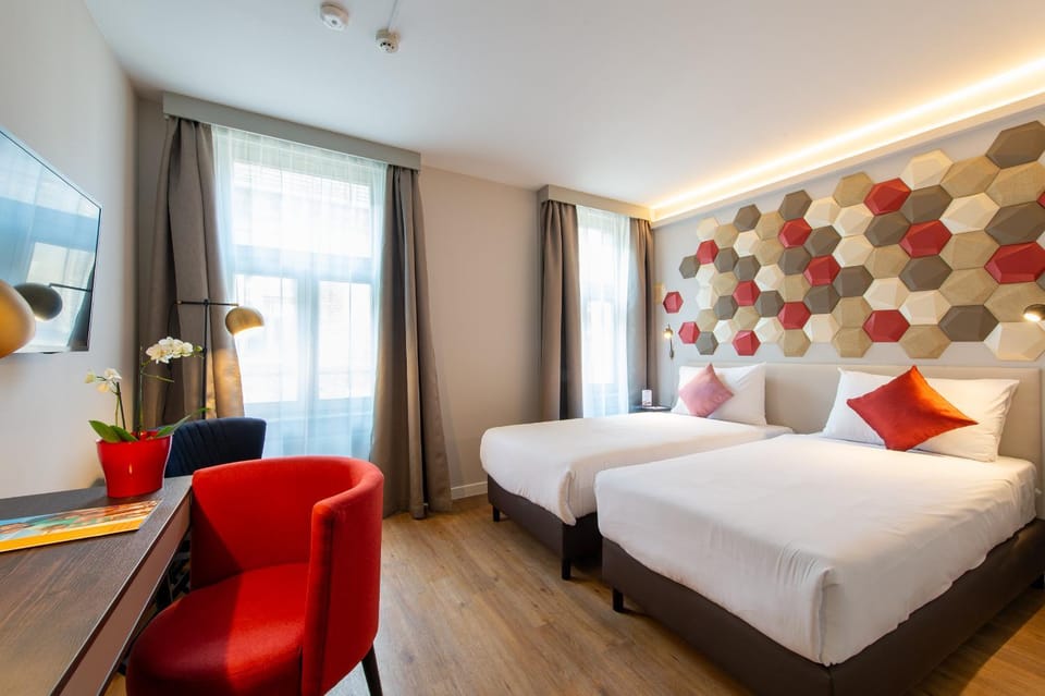 Bed, TV and multimedia, Living room, Photo of the whole room, Seating area, Bedroom