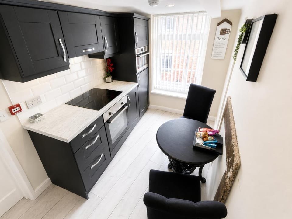 Kitchen or kitchenette, Dining area, oven, stove