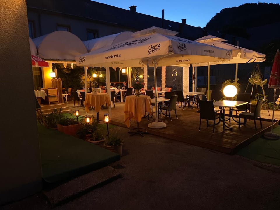 Restaurant/places to eat, Night