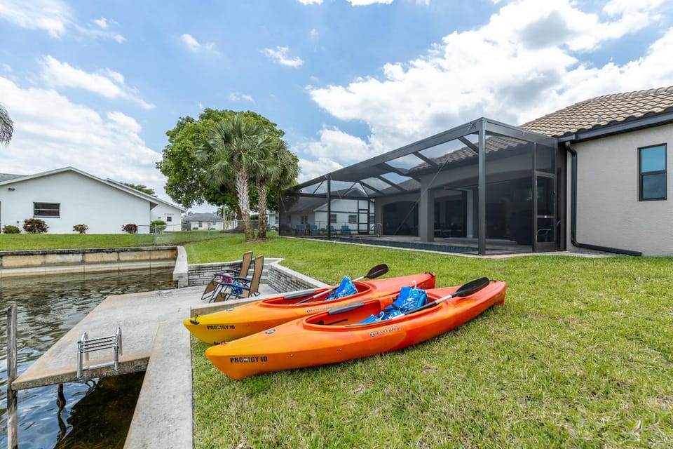 Custom Heated Pool, Kayaks, Bikes, & Spectacular Views - Villa Lakeside Oasis - Roelens Vacations House in Cape Coral