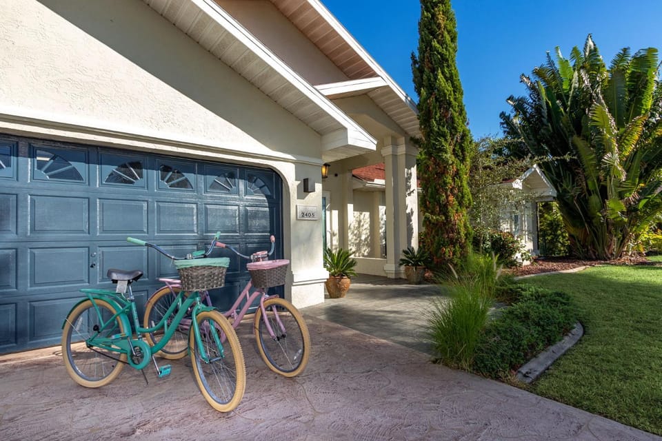 Adventure awaits with Heated Pool, Kayaks, Pool Table, & Private Beach - Villa Las Palmas House in Cape Coral