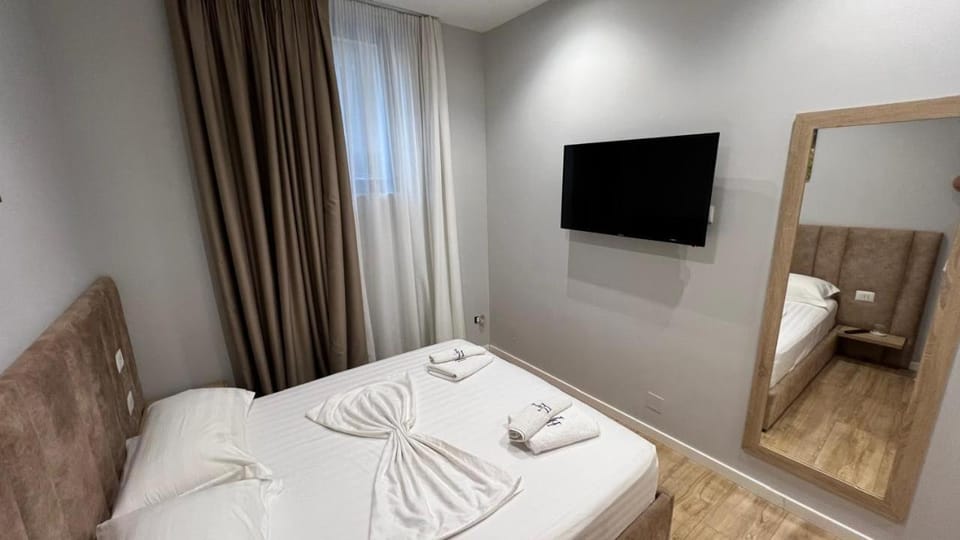 Bed, TV and multimedia, Bedroom, towels