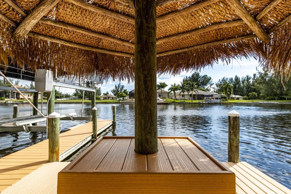 Villa Neptune's Grotto- BRAND NEW with heated Pool, Hot Tub, and dock with Tiki House in Cape Coral