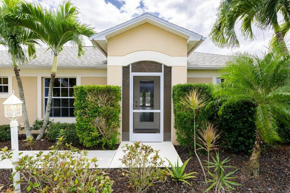 Southern Exposure - Villa Palms - Roelens Vacations House in Cape Coral