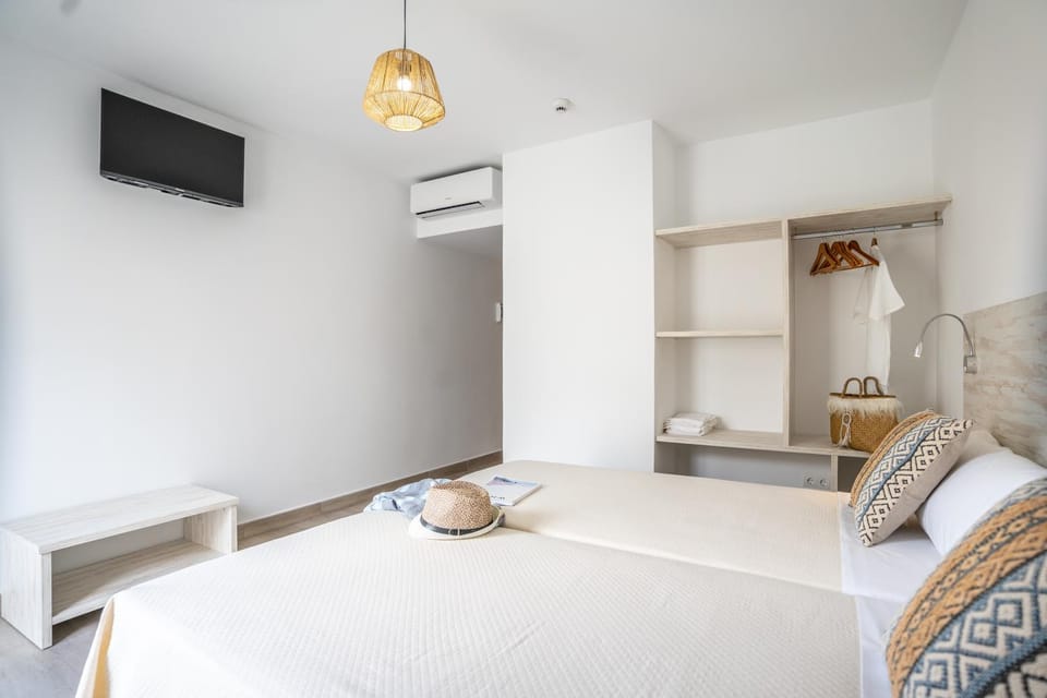 Bed, TV and multimedia, Photo of the whole room, Bedroom