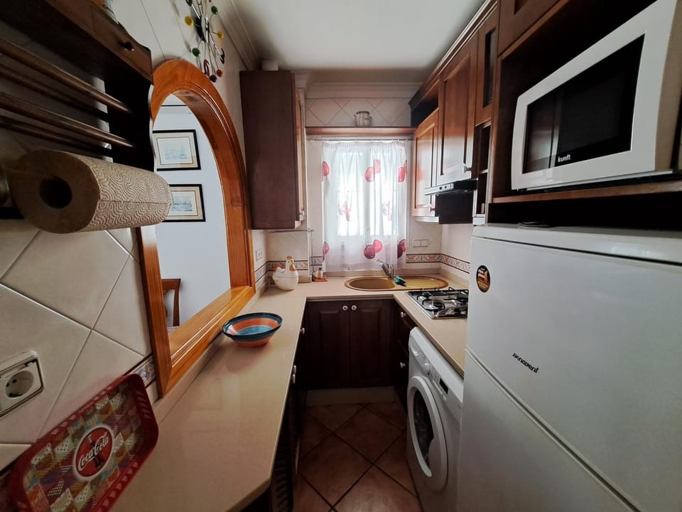 Kitchen or kitchenette, Dining area, minibar, stove, washing machine