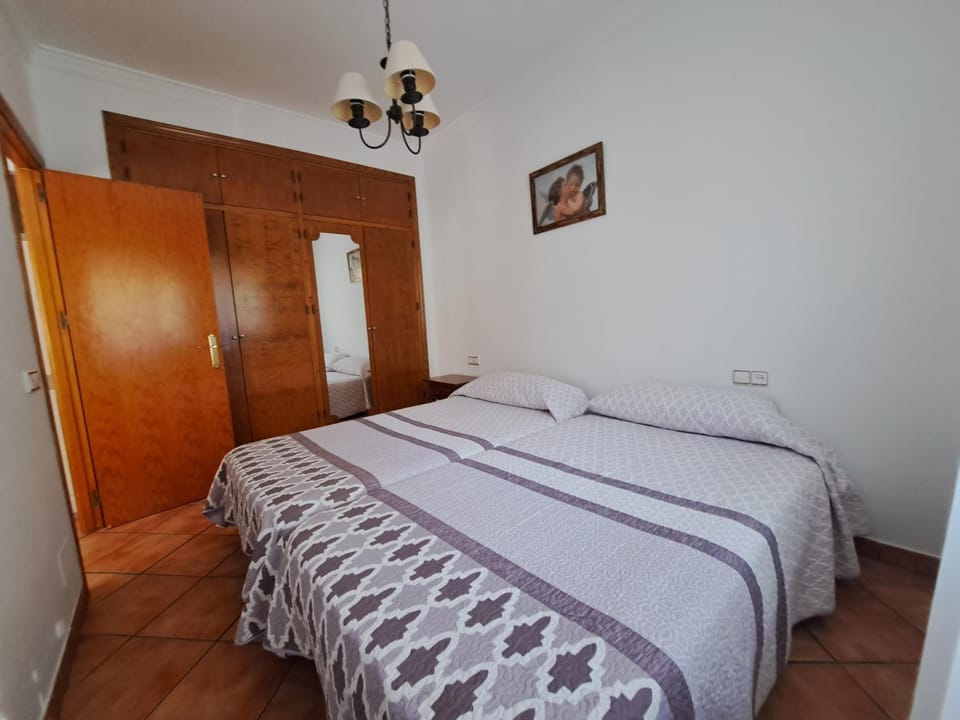 Photo of the whole room, Bedroom, wardrobe