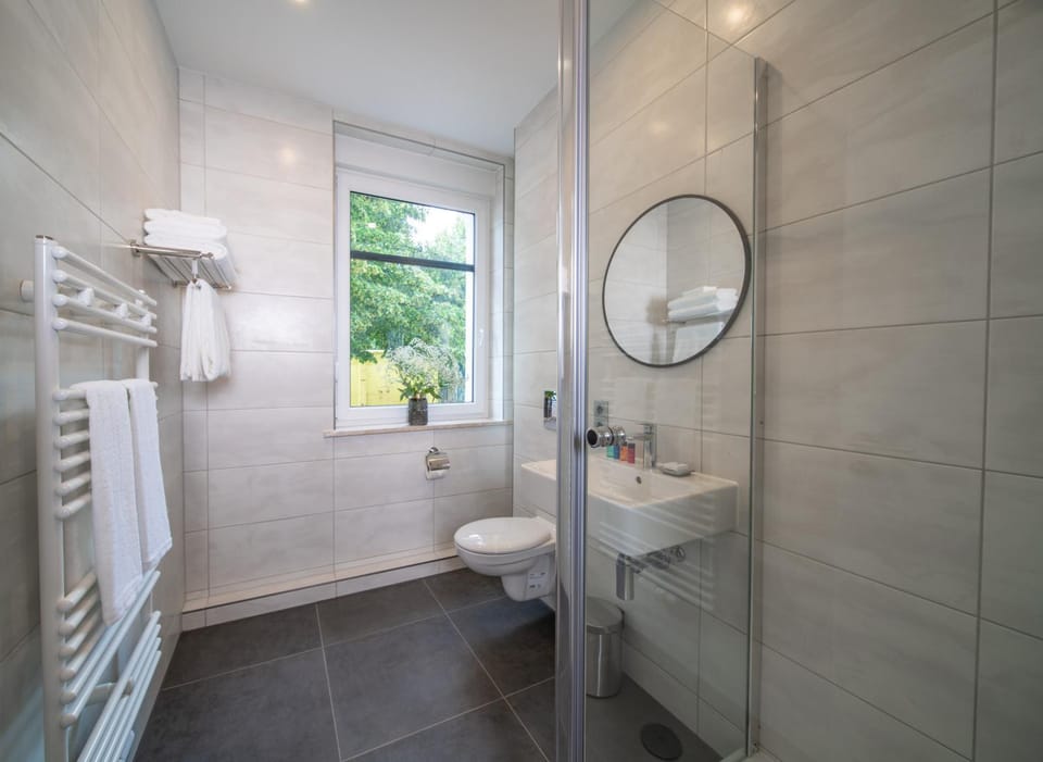 Shower, Toilet, Bathroom, towels