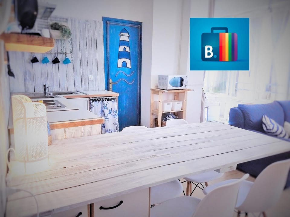 Kitchen or kitchenette, Dining area, stove