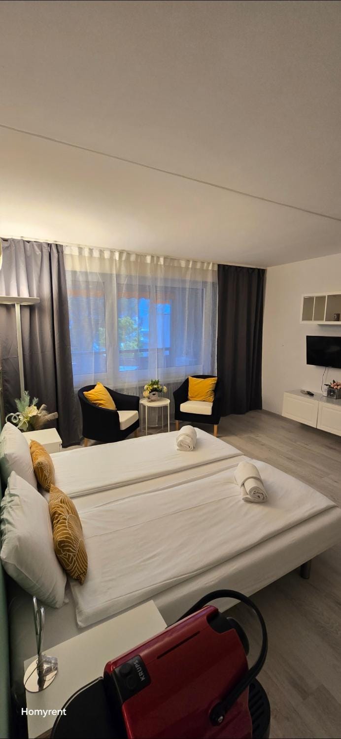 Bed, Seating area