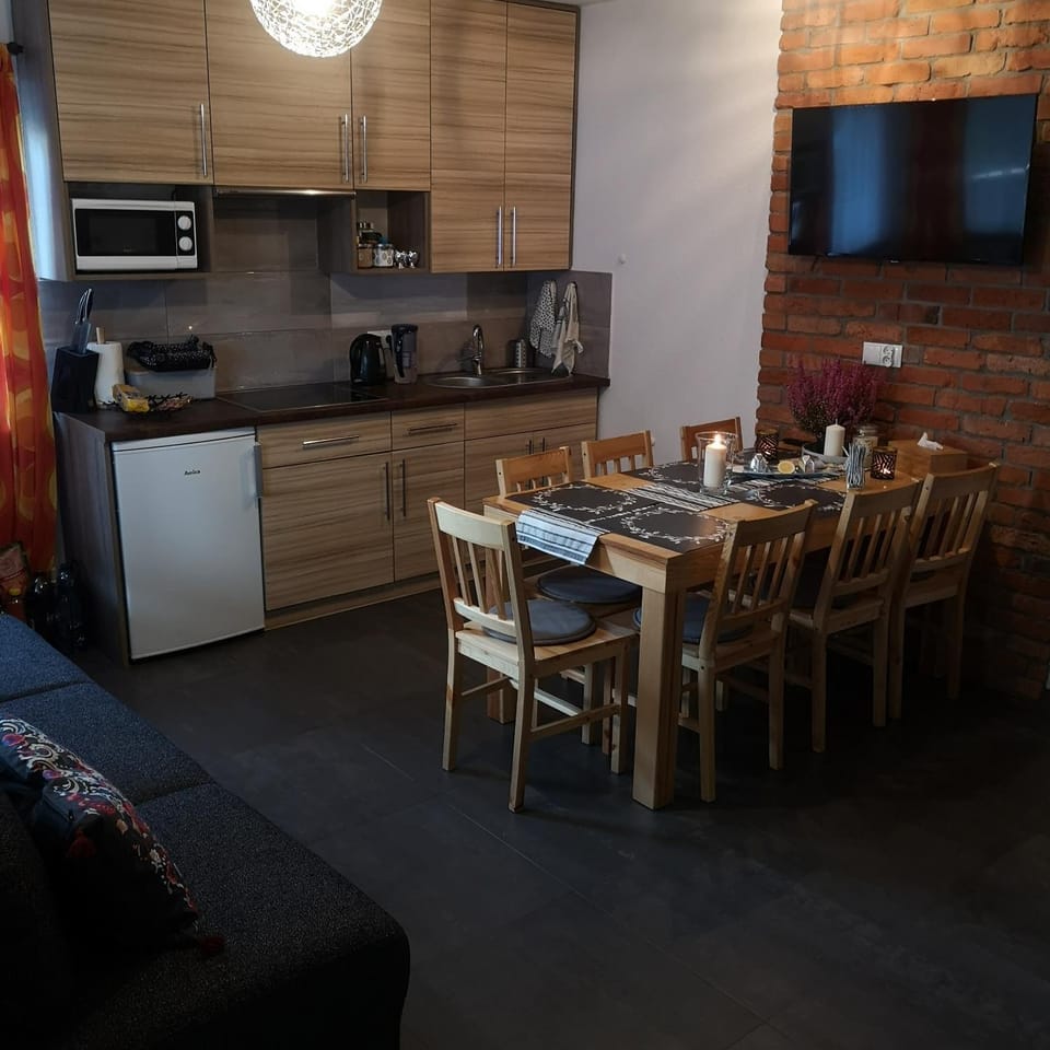 Kitchen or kitchenette, Dining area, minibar