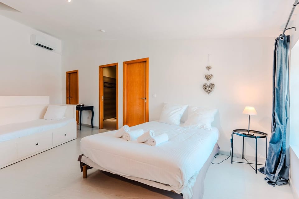 Bed, Photo of the whole room, Bedroom, wardrobe, air conditioner