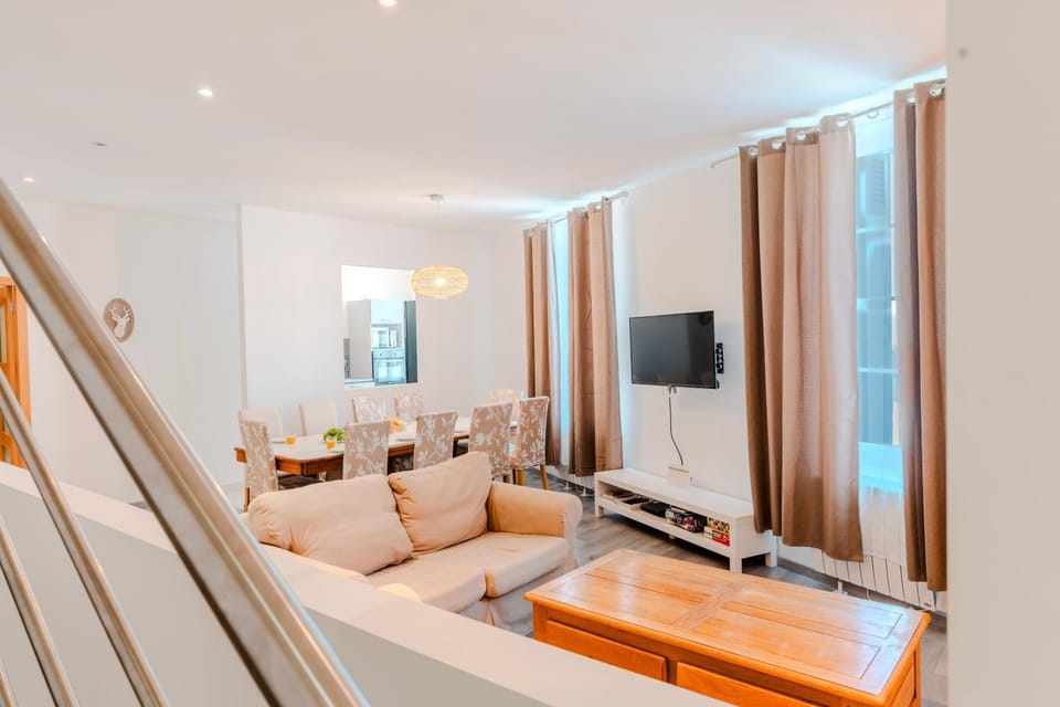 Communal lounge/ TV room, TV and multimedia, Living room, Seating area, Evening entertainment