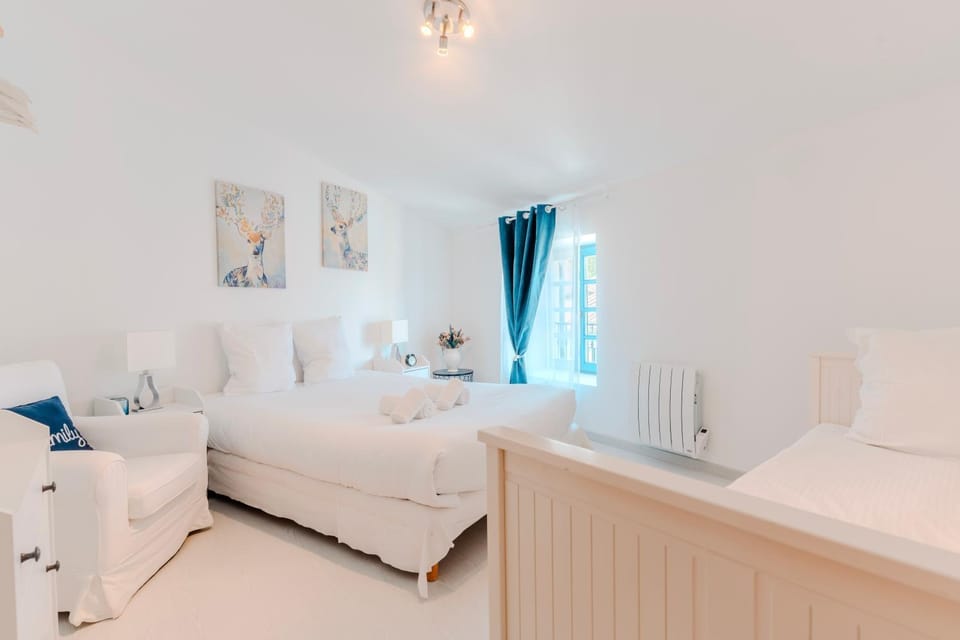 Bed, Photo of the whole room, Bedroom, towels