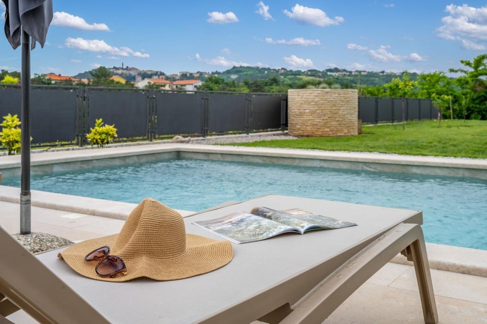 Day, Natural landscape, Pool view, Swimming pool, sunbed