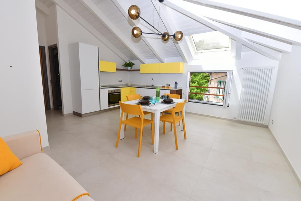 Kitchen or kitchenette, Living room, Seating area, Dining area, stove