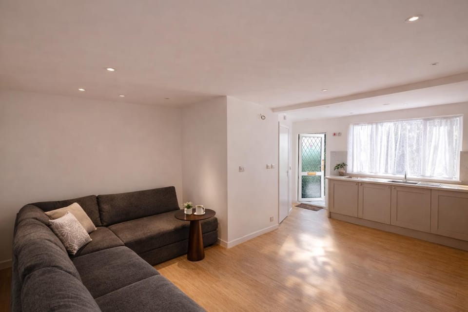 Living room, Photo of the whole room, Seating area, Bedroom, soundproof