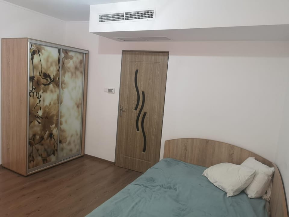 Bed, Photo of the whole room, Bedroom, wardrobe, air conditioner