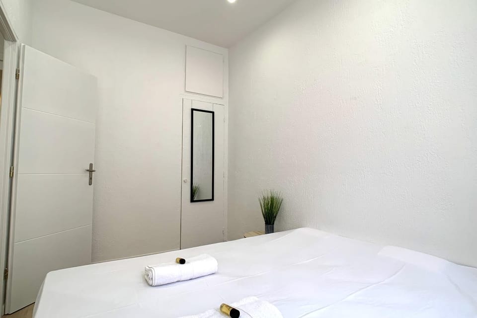 Photo of the whole room, Bedroom