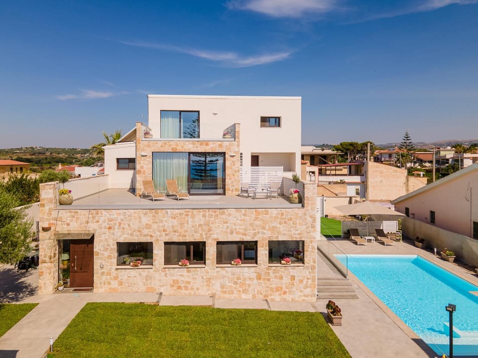 Property building, Garden, Pool view, Swimming pool