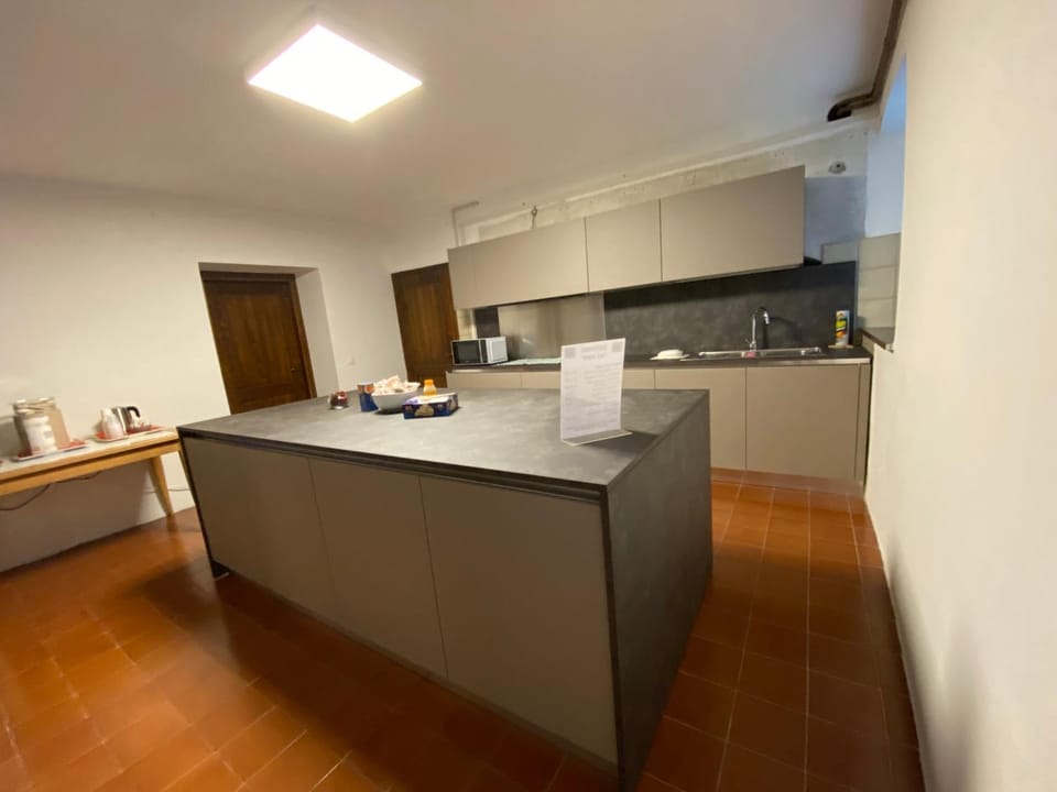 Coffee/tea facilities, Kitchen or kitchenette, Kitchen or kitchenette, stove