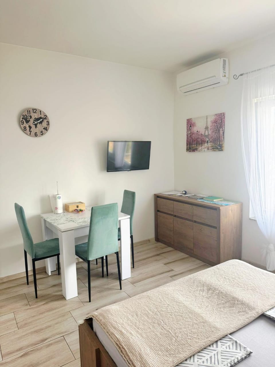 Communal lounge/ TV room, Bed, TV and multimedia, Living room, Photo of the whole room, Seating area, Dining area, Evening entertainment, air conditioner