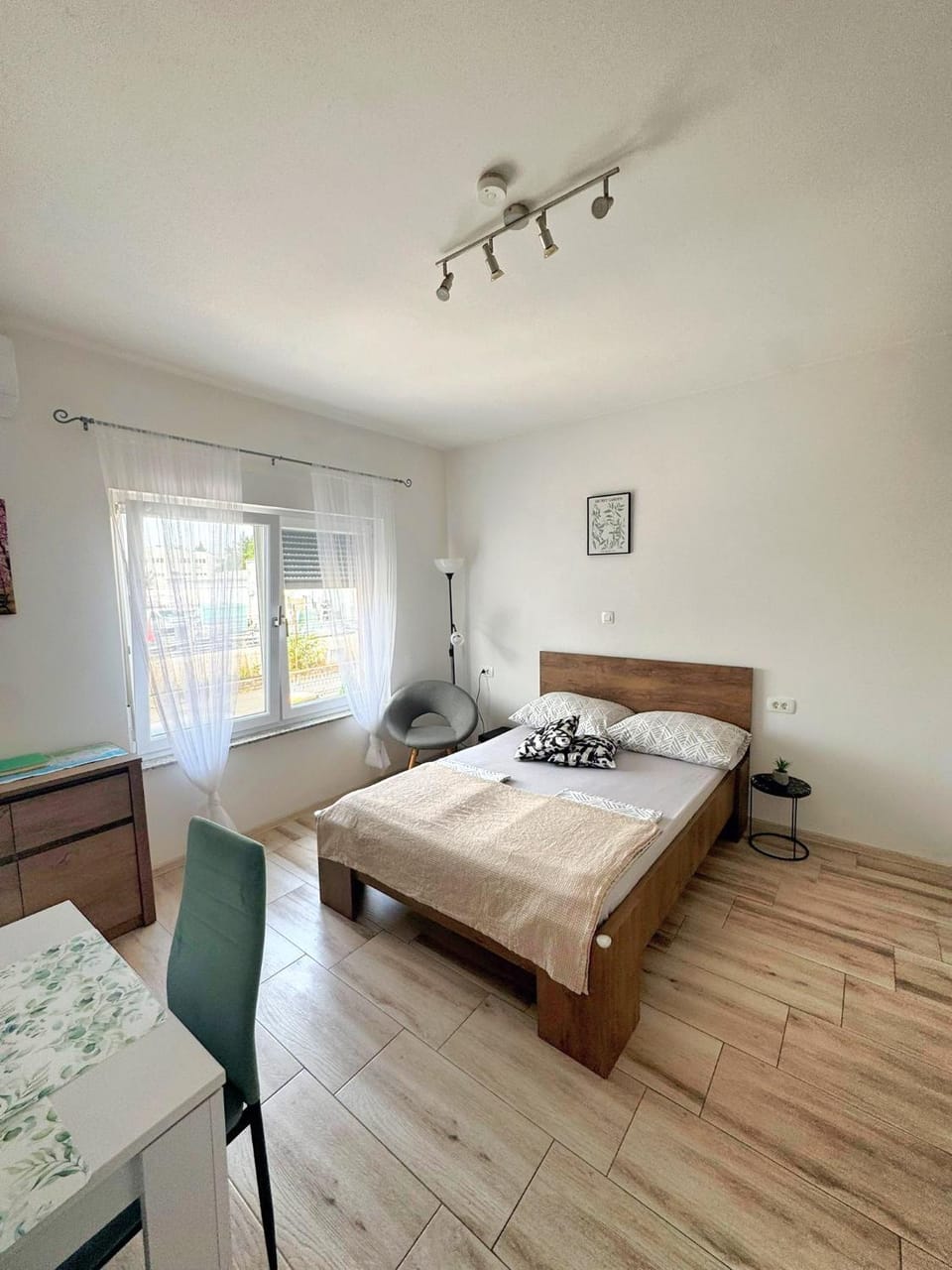 Bed, Photo of the whole room