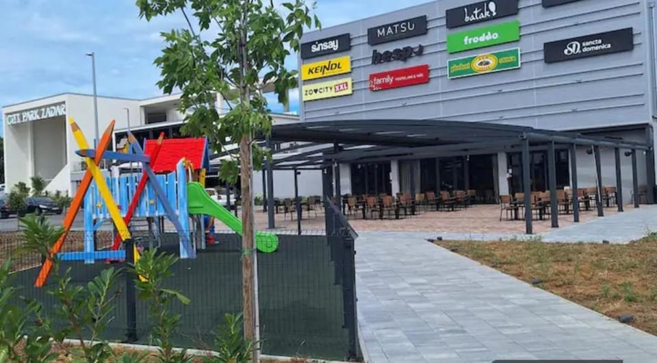 Restaurant/places to eat, Children play ground, Evening entertainment, Shopping Area, ATM