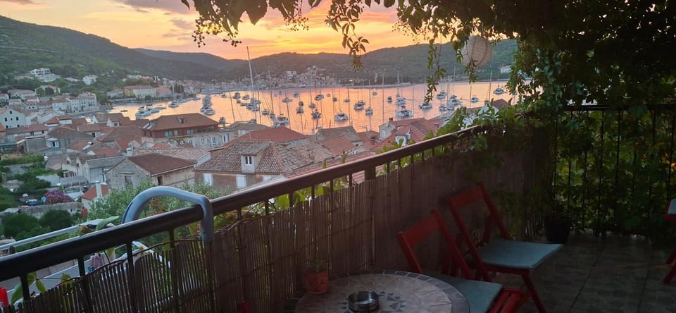 Stunning view-Maleni Apartment in Vis