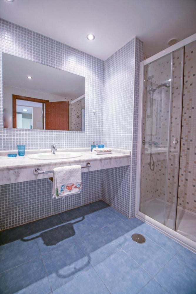 Shower, Bathroom, towels