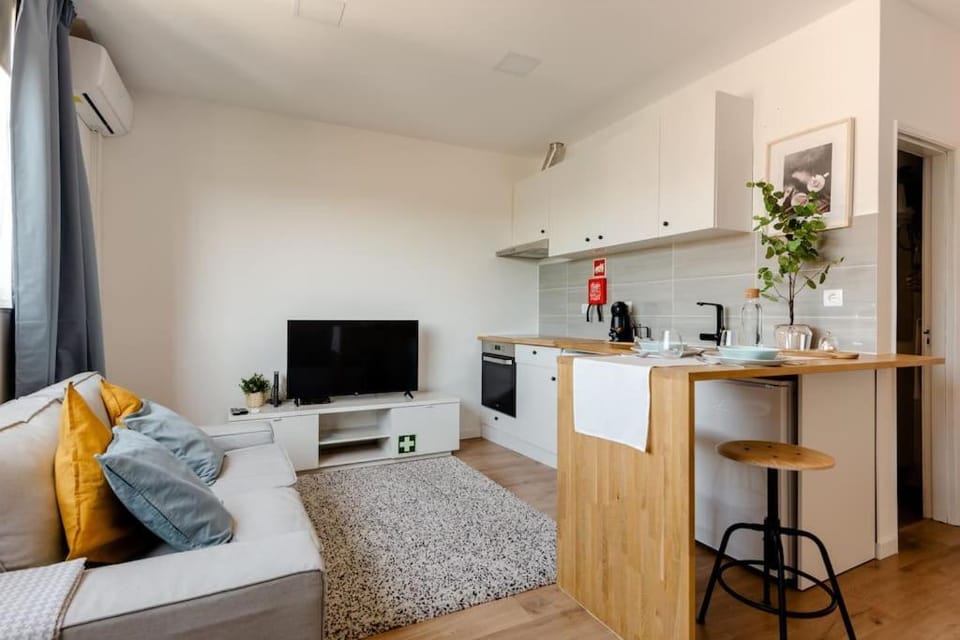 TV and multimedia, Kitchen or kitchenette, Living room, Seating area