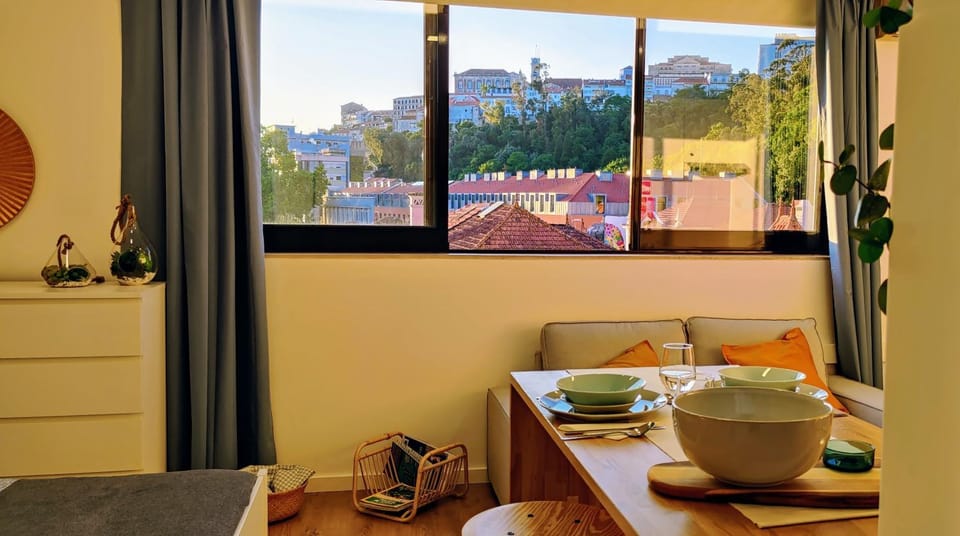 View (from property/room), Dining area, City view, Landmark view