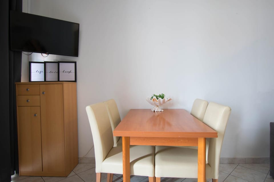 TV and multimedia, Living room, Seating area, Dining area