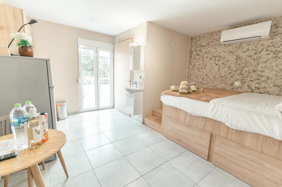 Bed, TV and multimedia, Kitchen or kitchenette, Photo of the whole room, Dining area, Bedroom, air conditioner