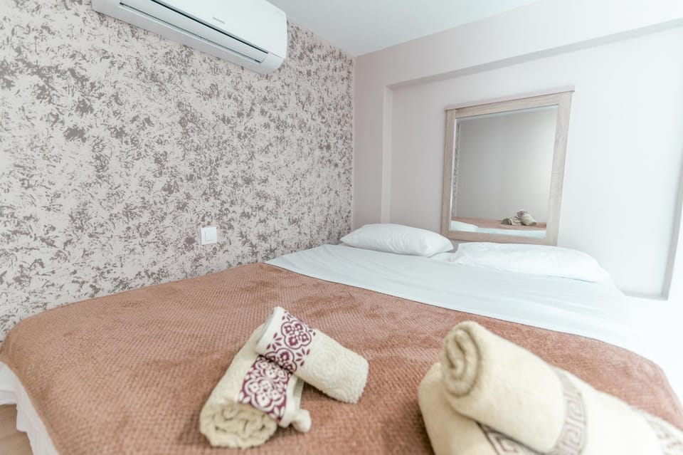 Bed, Photo of the whole room, Bedroom, towels, air conditioner