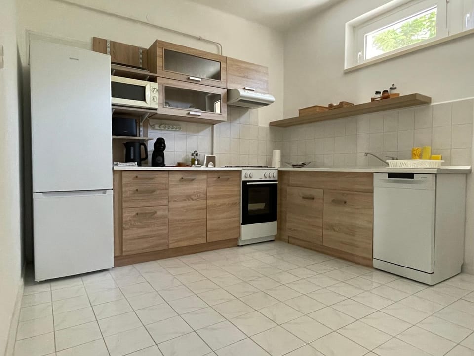 Coffee/tea facilities, Dining area, dishwasher, microwave, oven, kitchen