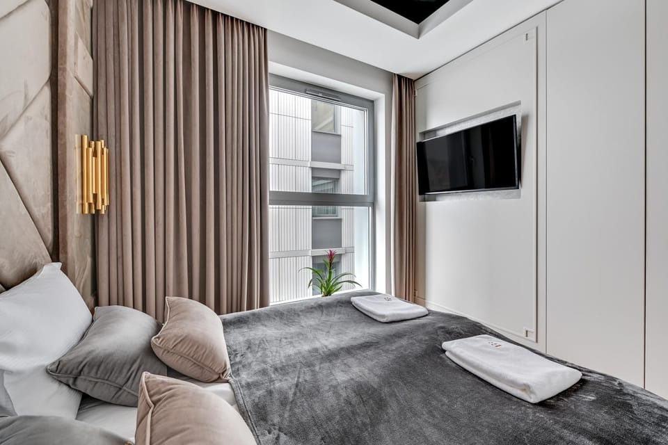 Bed, TV and multimedia, Bedroom, towels