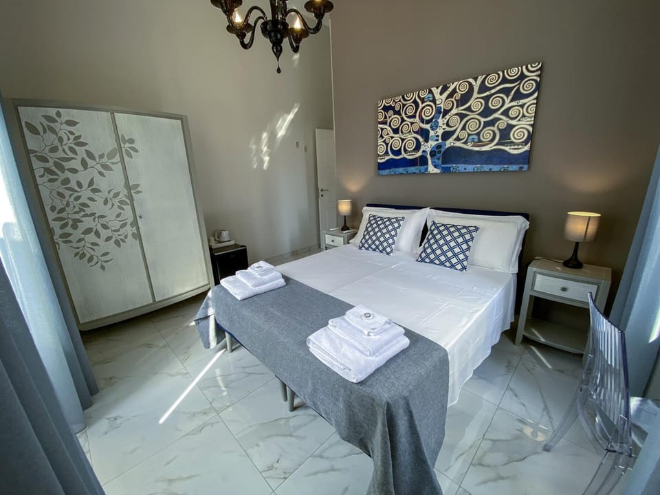Bed, Photo of the whole room, Bedroom, internet, towels, air conditioner