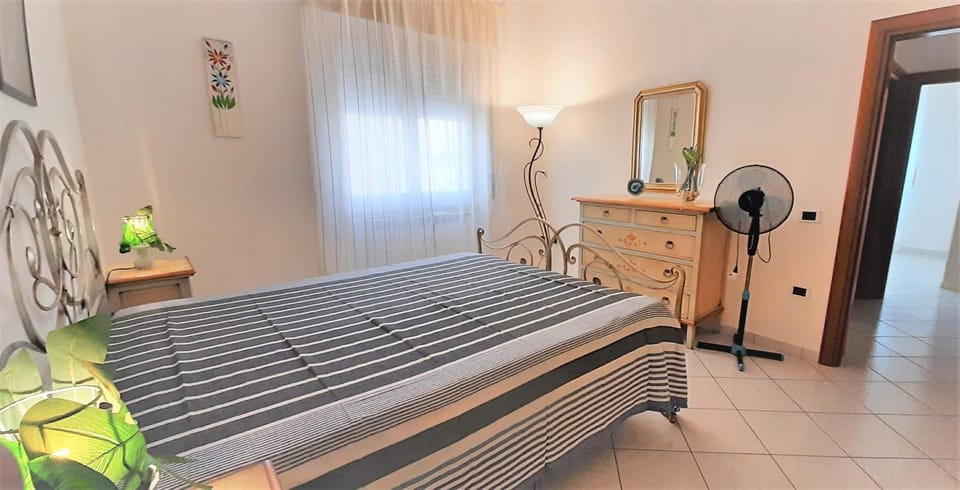 Bed, Photo of the whole room, Decorative detail, Bedroom, fireplace