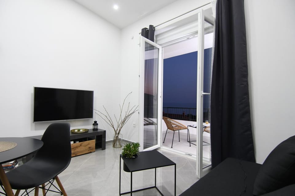 Communal lounge/ TV room, TV and multimedia, Balcony/Terrace, Living room, Seating area, Sea view