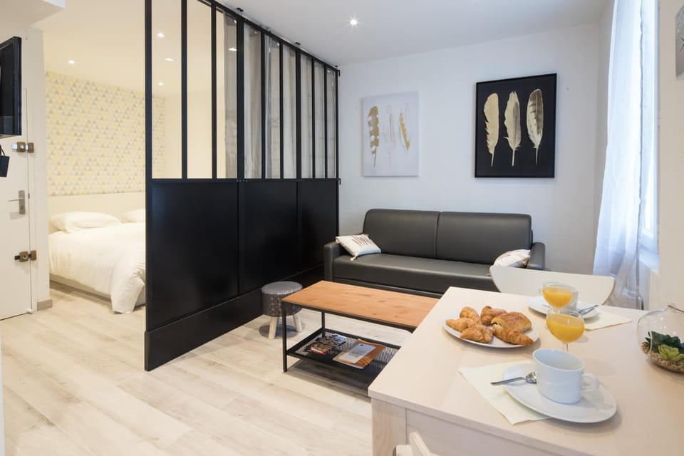 Bed, Seating area, Dining area, Bedroom