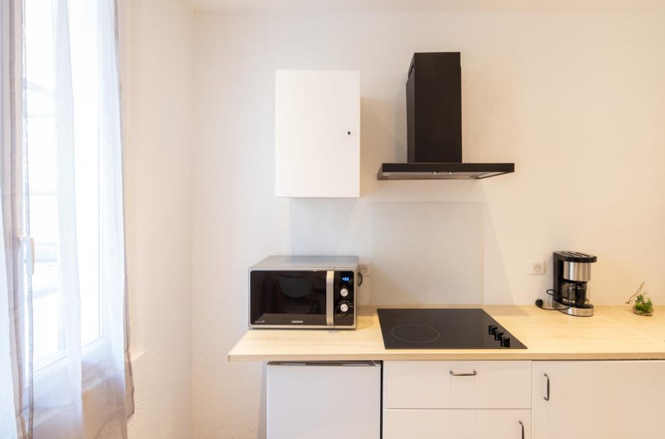 minibar, stove